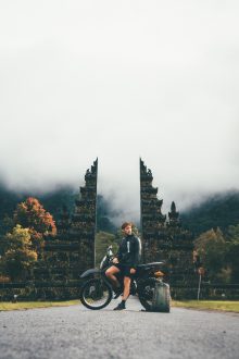 动作冒险电影宣传图，爆炸特效场景，4K视频下载推荐